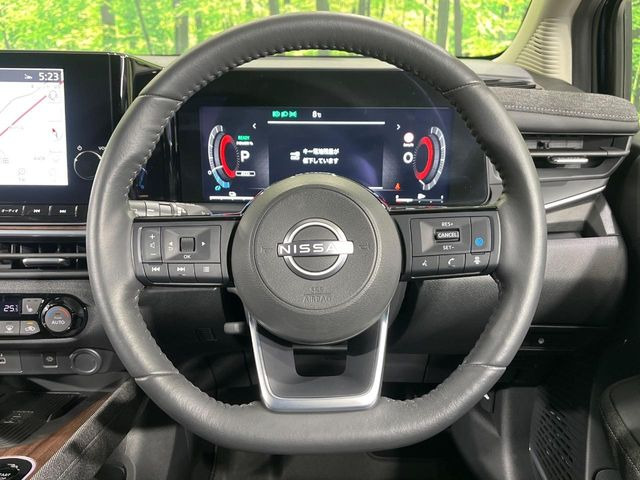 �C���e���A�ɍ��킹���f�U�C���̃X�e�A�����O�́A�^�]�������̂��Ƃ��l���A�^�]���₷���`��A�傫���ł��B�����x�A���ۂɐG���Ă��m���߂��������B