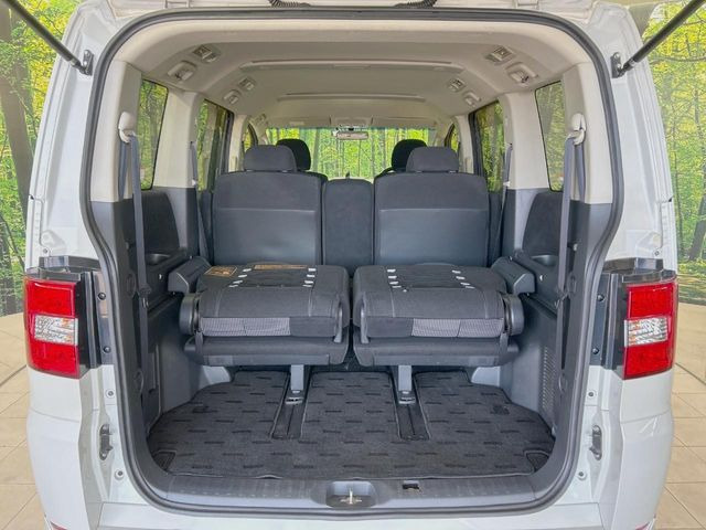 後席を格納すると、これだけの広さが!シーンに合わせたシートアレンジで、大きな荷物も積むことが出来ます♪