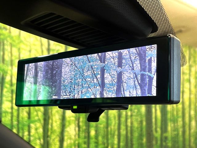 【インテリジェントルームミラー】後席の大きな荷物や同乗者で後方が確認しづらい時でも安心!カメラが撮影した車両後方の映像をルームミラー内に表示。クリアな視界で状況の確認が可能です!