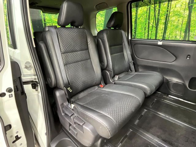 後部座席も気になるようなキズ・汚れやへたり等、大きなダメージはなく、良好な状態です。