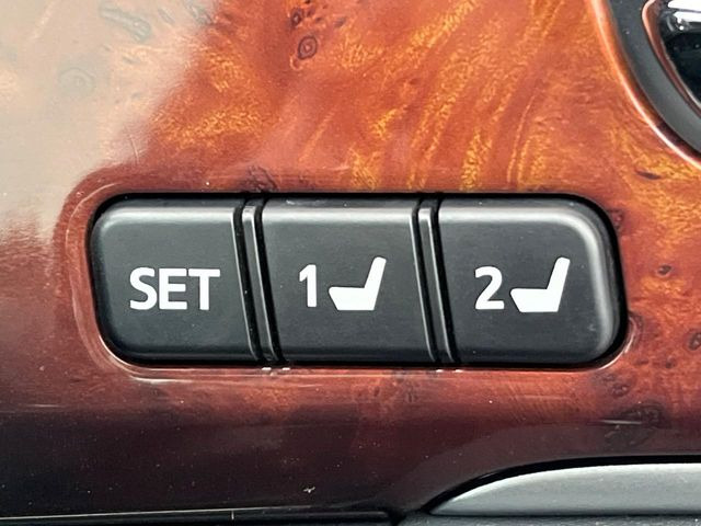 【メモリー機能付きパワーシート】ドライバーごとに設定したシート位置を記憶して、ボタン一つで切り替えできる便利な機能!運転する方が複数名いらっしゃるご家庭におすすめです♪