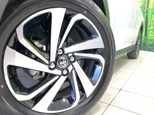 【純正17インチアルミホイール】外観にマッチした純正アルミホイールを装着しております。各種社外アルミホイールや、スタッドレスタイヤも取扱いしております。是非ご相談ください♪