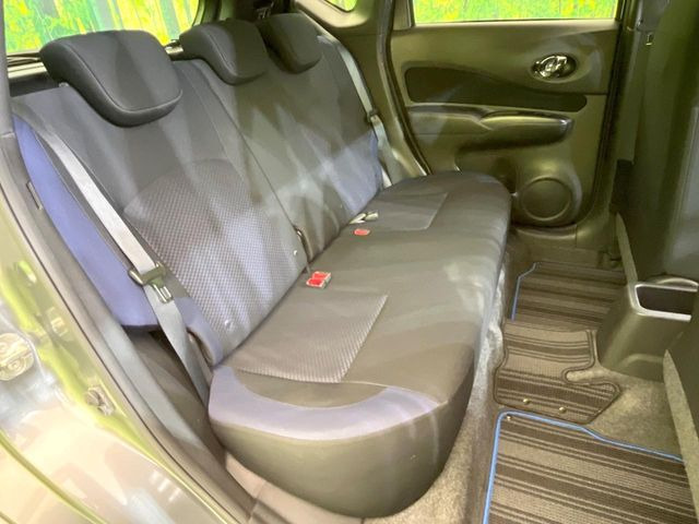 後部座席も気になるようなキズ・汚れやへたり等、大きなダメージはなく、良好な状態です。