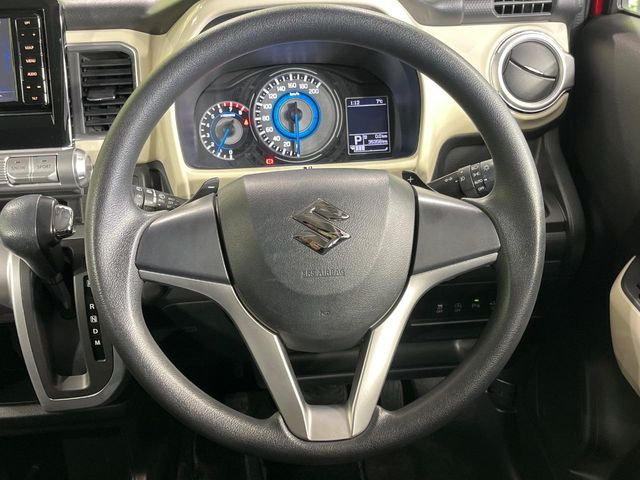 �C���e���A�ɍ��킹���f�U�C���̃X�e�A�����O�́A�^�]�������̂��Ƃ��l���A�^�]���₷���`��A�傫���ł��B�����x�A���ۂɐG���Ă��m���߂��������B