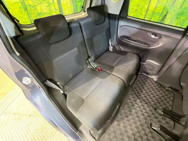 後部座席も気になるようなキズ・汚れやへたり等、大きなダメージはなく、良好な状態です。