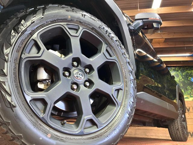 【純正18インチアルミホイール】外観にマッチした純正アルミホイールを装着しております。各種社外アルミホイールや、スタッドレスタイヤも取扱いしております。是非ご相談ください♪
