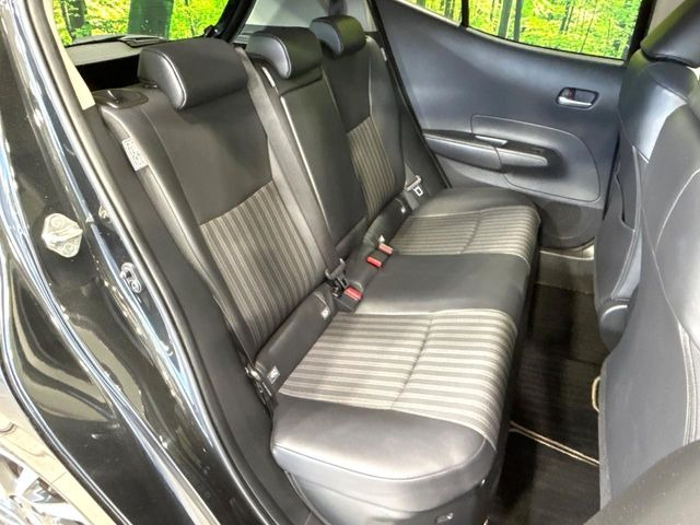 後部座席も気になるようなキズ・汚れやへたり等、大きなダメージはなく、良好な状態です。