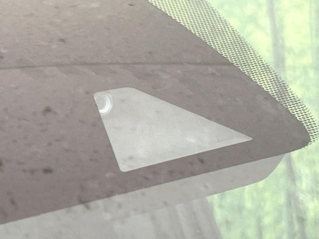 【エマージェンシーブレーキ】走行中に前方の車両等を認識し、衝突しそうな時は警報とブレーキで衝突回避と被害軽減をアシスト。より安全にドライブをお楽しみいただけます。