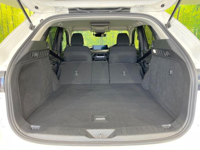 後席を格納すると、これだけの広さが!シーンに合わせたシートアレンジで、大きな荷物も積むことが出来ます♪