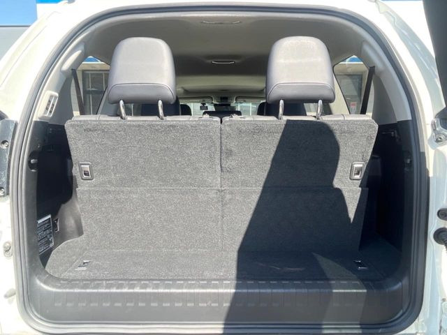 ���i�̂���������ʋ΁A���}���ɏ\���ȉ׎��X�y�[�X���m�ۂ��Ă���܂��B�Z�J���h�V�[�g��|���ƁA�傫�ȉו��̐ύڂ��\�ł���