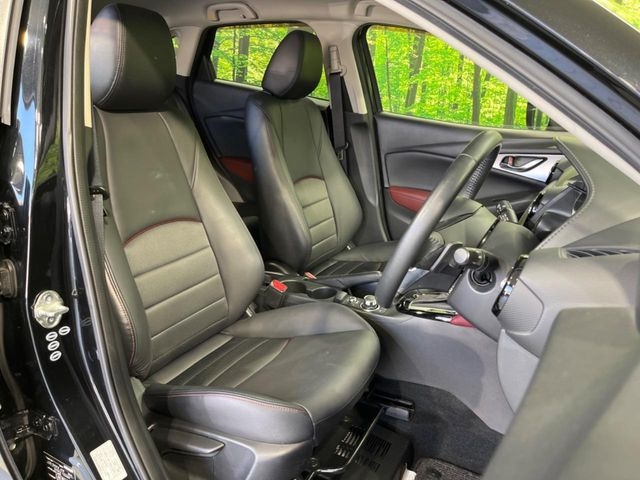 【ハーフレザーシート】高級感と座り心地を両立した人気のシート♪背面・座面のファブリック素材は、通気性の良さや滑りにくさに優れています。気温や服装に左右されず快適にお乗りいただけます。