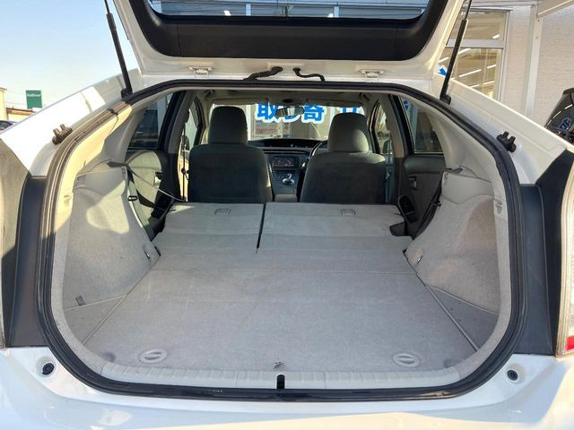 ���i�̂���������ʋ΁A���}���ɏ\���ȉ׎��X�y�[�X���m�ۂ��Ă���܂��B�Z�J���h�V�[�g��|���ƁA�傫�ȉו��̐ύڂ��\�ł���