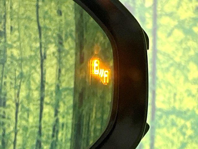 【ブラインドスポットモニター】走行中、ドアミラーの死角になりやすい箇所に後続車が接近するとサイドミラーのレンズに警告を表示!ドライバーに注意喚起をしてくれます。