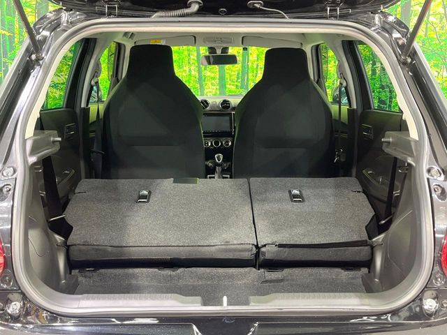 ���i�̂���������ʋ΁A���}���ɏ\���ȉ׎��X�y�[�X���m�ۂ��Ă���܂��B�Z�J���h�V�[�g��|���ƁA�傫�ȉו��̐ύڂ��\�ł���