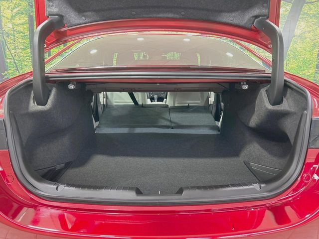 積み下ろしのしやすいデッキにはたっぷりと荷物を積み込んでいただけます。遊びから仕事まで、様々なシーンで頼れます♪