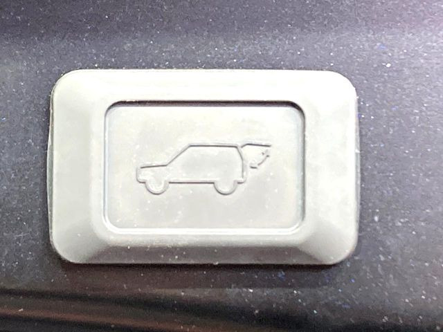 【パワーバックドア】スマートキーや運転席のボタンを押すだけでリアゲートが自動で開閉します!荷物を持っている時や、高い位置にあるバックドアを閉める際に便利な機能です♪