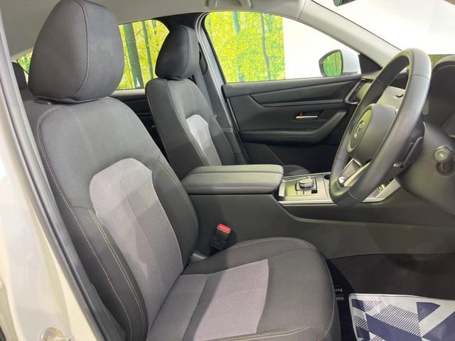 運転席まわりには十分なスペースがあり、大柄な方でもゆったり運転していただける環境です。