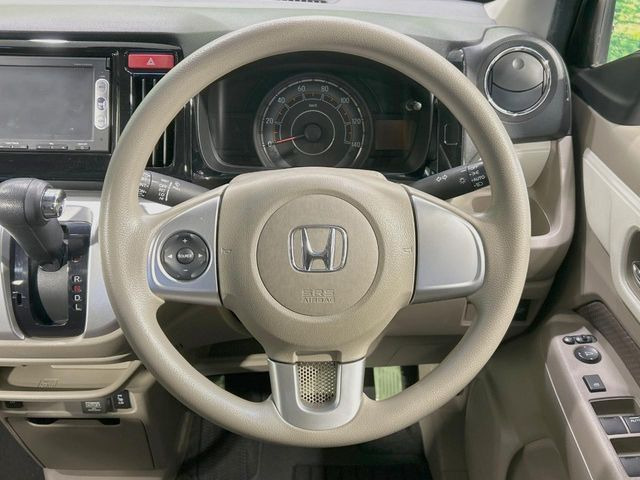 �C���e���A�ɍ��킹���f�U�C���̃X�e�A�����O�́A�^�]�������̂��Ƃ��l���A�^�]���₷���`��A�傫���ł��B�����x�A���ۂɐG���Ă��m���߂��������B