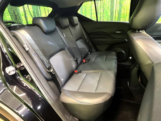 後部座席も気になるようなキズ・汚れやへたり等、大きなダメージはなく、良好な状態です。