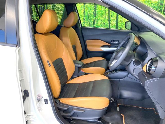 【合皮レザーシート】汚れのふき取りが容易でメンテナンスもが簡単な、機能性に優れる合成皮革を採用した上質なシートです。座り心地もよく、高級感あふれる心地良い車内空間を演出してくれます。