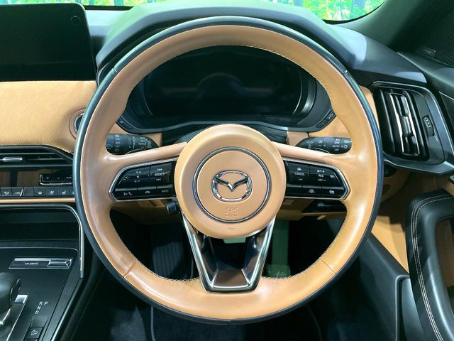 �C���e���A�ɍ��킹���f�U�C���̃X�e�A�����O�́A�^�]�������̂��Ƃ��l���A�^�]���₷���`��A�傫���ł��B�����x�A���ۂɐG���Ă��m���߂��������B