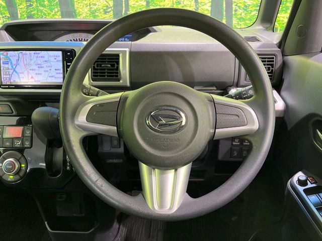 �C���e���A�ɍ��킹���f�U�C���̃X�e�A�����O�́A�^�]�������̂��Ƃ��l���A�^�]���₷���`��A�傫���ł��B�����x�A���ۂɐG���Ă��m���߂��������B