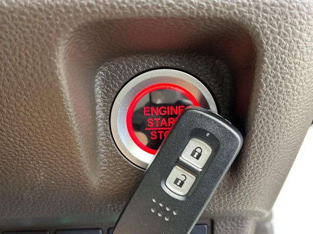 �yHonda�X�}�[�g�L�[�z�J�o����|�P�b�g�ɓ��ꂽ�܂܂ł��h�A�̎{���E�������\�ȃX�}�[�g�L�[�𑕔��B�G���W���̃I���E�I�t�����J�M�����o���K�v����������Ƃ��Ă��֗��ł���