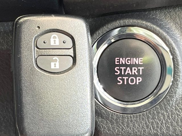 【スマートキー】カバンやポケットに入れたままでもドアの施錠・解錠が可能なスマートキーを装備。エンジンのオン・オフ時もカギを取り出す必要が無いからとっても便利です♪