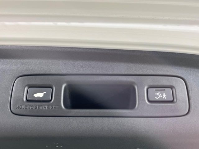 【パワーバックドア】スマートキーや運転席のボタンを押すだけでリアゲートが自動で開閉します!荷物を持っている時や、高い位置にあるバックドアを閉める際に便利な機能です♪