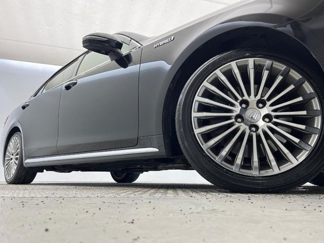 【純正18インチアルミホイール】外観にマッチした純正アルミホイールを装着しております。各種社外アルミホイールや、スタッドレスタイヤも取扱いしております。是非ご相談ください♪