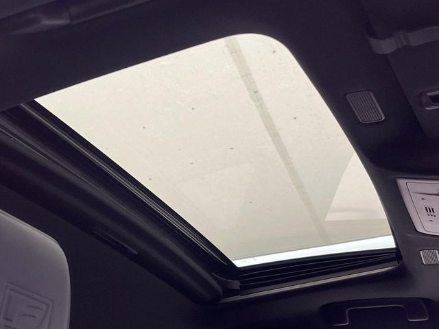 【サンルーフ】開放感たっぷりの希少装備、サンルーフが装着されています!車内に明かりを取り入れたり景色を楽しむ以外にも、車内の空気も簡単に換気できて快適です!