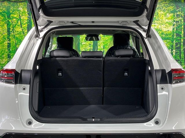 ���i�̂���������ʋ΁A���}���ɏ\���ȉ׎��X�y�[�X���m�ۂ��Ă���܂��B�Z�J���h�V�[�g��|���ƁA�傫�ȉו��̐ύڂ��\�ł���