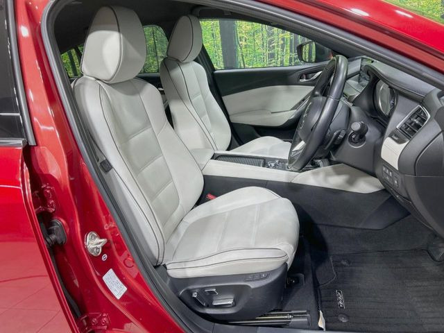 【本革シート】上質な本革を使用し、高級感あふれる本革シート。常に体に触れる部分だから、座り心地の良さにはこだわりたいですね♪汚れの付着や劣化を抑制する内装コーティング施工もおススメですよ♪