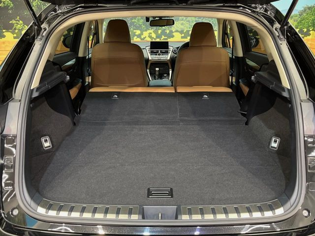 ���i�̂���������ʋ΁A���}���ɏ\���ȉ׎��X�y�[�X���m�ۂ��Ă���܂��B�Z�J���h�V�[�g��|���ƁA�傫�ȉו��̐ύڂ��\�ł���