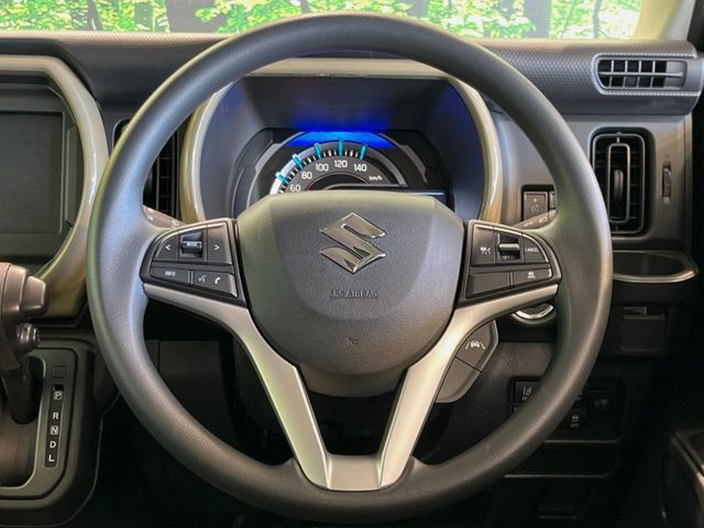 �C���e���A�ɍ��킹���f�U�C���̃X�e�A�����O�́A�^�]�������̂��Ƃ��l���A�^�]���₷���`��A�傫���ł��B�����x�A���ۂɐG���Ă��m���߂��������B