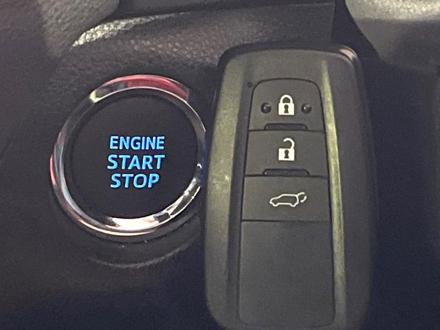 【スマートキー】カバンやポケットに入れたままでもドアの施錠・解錠が可能なスマートキーを装備。エンジンのオン・オフ時もカギを取り出す必要が無いからとっても便利です♪