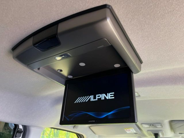 【フリップダウンモニター】大画面モニターで後席でもエンタメをお楽しみいただけます。小さなお子様にも大人気の装備です♪