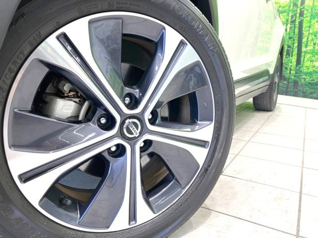 【純正17インチアルミホイール】外観にマッチした純正アルミホイールを装着しております。各種社外アルミホイールや、スタッドレスタイヤも取扱いしております。是非ご相談ください♪