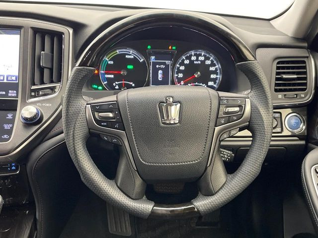 �C���e���A�ɍ��킹���f�U�C���̃X�e�A�����O�́A�^�]�������̂��Ƃ��l���A�^�]���₷���`��A�傫���ł��B�����x�A���ۂɐG���Ă��m���߂��������B