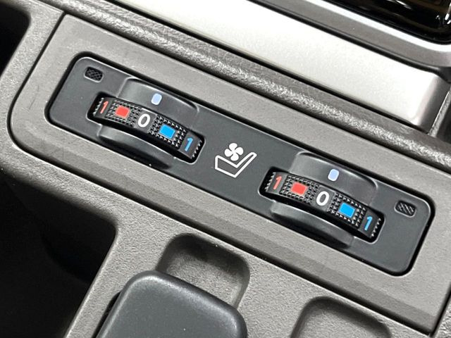 【シートベンチレーション】夏場は涼しい風でお尻や背中の熱やムレを防ぎ、冬はエアコンよりも早く温まってポカポカに!季節を問わず快適に過ごせます。