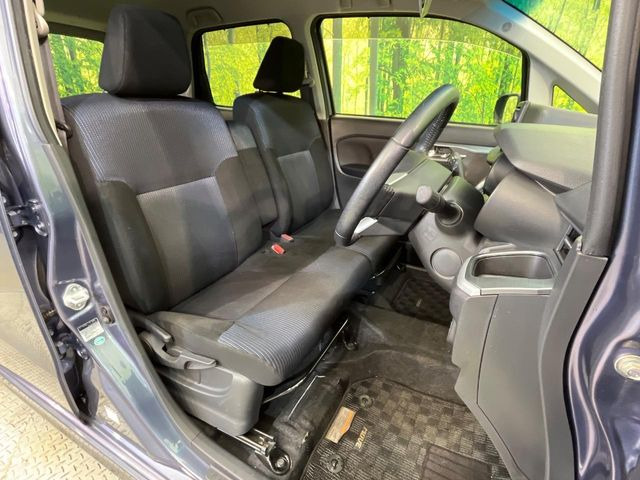 運転席シート廻りは使用感も少なく、良好な状態となっています。丁寧に使われていたことがよくわかりますね。