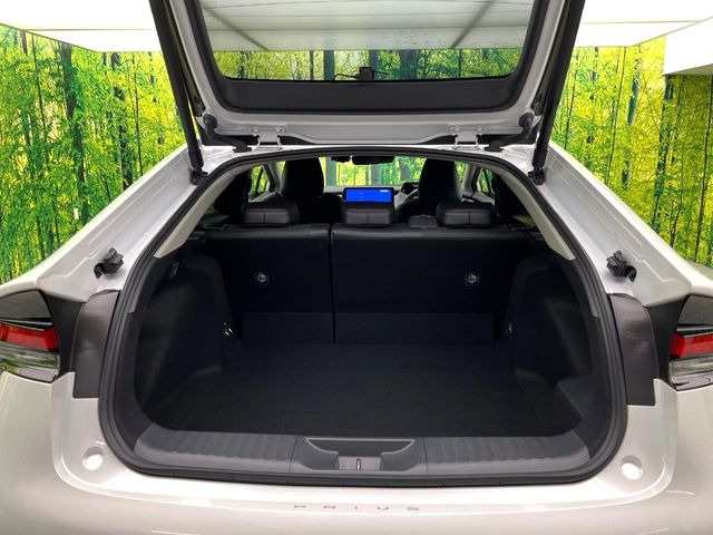 ���i�̂���������ʋ΁A���}���ɏ\���ȉ׎��X�y�[�X���m�ۂ��Ă���܂��B�Z�J���h�V�[�g��|���ƁA�傫�ȉו��̐ύڂ��\�ł���