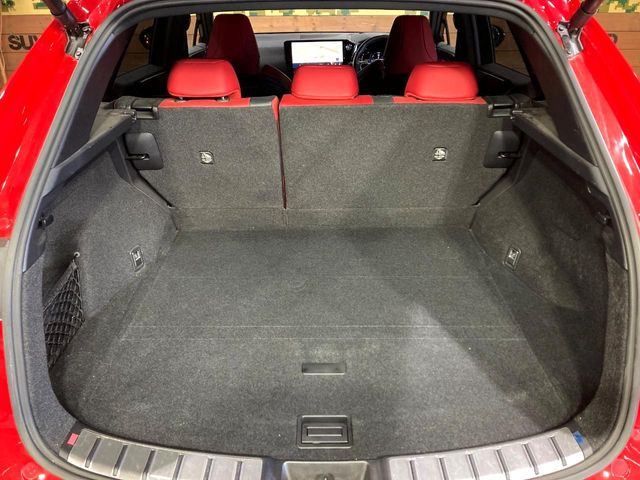 ���i�̂���������ʋ΁A���}���ɏ\���ȉ׎��X�y�[�X���m�ۂ��Ă���܂��B�Z�J���h�V�[�g��|���ƁA�傫�ȉו��̐ύڂ��\�ł���