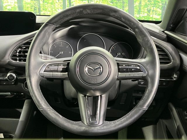 �C���e���A�ɍ��킹���f�U�C���̃X�e�A�����O�́A�^�]�������̂��Ƃ��l���A�^�]���₷���`��A�傫���ł��B�����x�A���ۂɐG���Ă��m���߂��������B