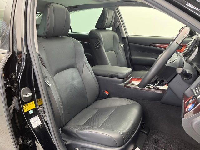 【黒革シート】上質な本革を使用し、高級感あふれる黒革シート。常に体に触れる部分だから、座り心地の良さにはこだわりたいですね♪汚れの付着や劣化を抑制する内装コーティング施工もおススメですよ♪