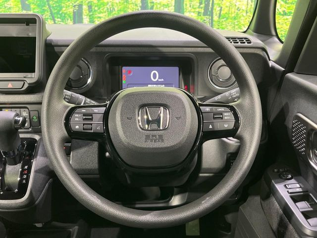 �C���e���A�ɍ��킹���f�U�C���̃X�e�A�����O�́A�^�]�������̂��Ƃ��l���A�^�]���₷���`��A�傫���ł��B�����x�A���ۂɐG���Ă��m���߂��������B