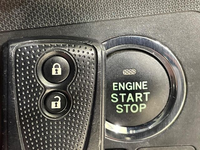 �y�L�[�t���[�V�X�e���z�J�o����|�P�b�g�ɓ��ꂽ�܂܂ł��h�A�̎{���E�������\�ȃX�}�[�g�L�[�𑕔��B�G���W���̃I���E�I�t�����J�M�����o���K�v����������Ƃ��Ă��֗��ł���