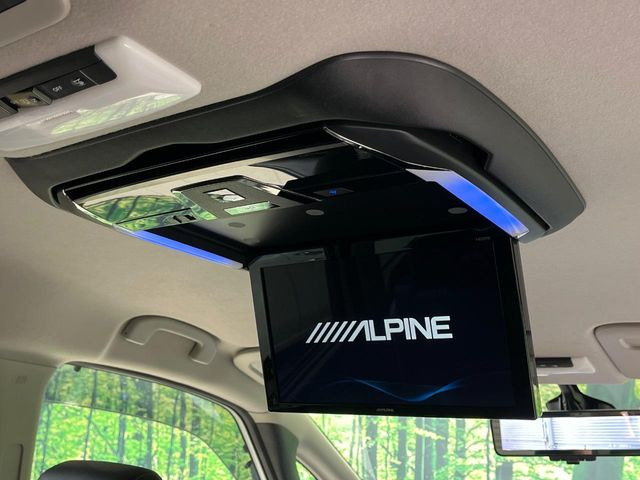 【12.8型フリップダウンモニター】大画面モニターで後席でもエンタメをお楽しみいただけます。小さなお子様にも大人気の装備です♪