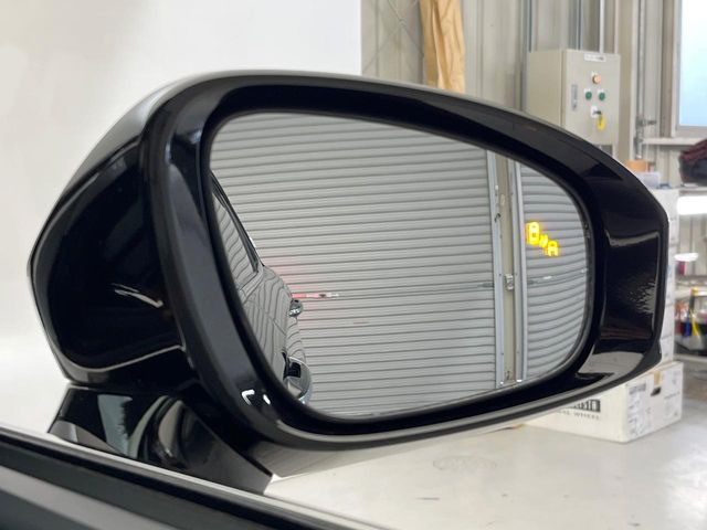 【ブラインドスポットモニター】走行中、ドアミラーの死角になりやすい箇所に後続車が接近するとサイドミラーのレンズに警告を表示!ドライバーに注意喚起をしてくれます。