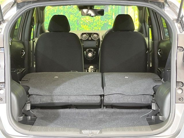 後席を格納すると、これだけの広さが!シーンに合わせたシートアレンジで、大きな荷物も積むことが出来ます♪